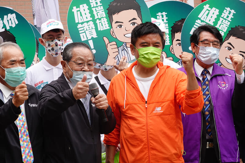 民進黨性騷擾案連環爆，日前媒體報導「一位英系背景的總統府資政也涉及性騷擾」，引發社會譁然。總統府資政顏志發（左2）5日打破沉默發出聲明指出，他已提起刑事訴訟，盼能釐清案件真相，讓正義得以伸張。（中央社資料照）