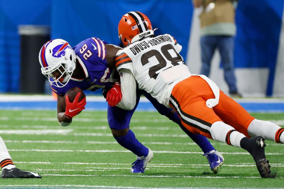 El corredor de los Buffalo Bills, Devin Singletary (26), es derribado por el apoyador de los Cleveland Browns, Jeremiah Owusu-Koramoah (28), en la primera mitad de un partido de fútbol americano de la NFL, el domingo 20 de noviembre de 2022, en Detroit.  (Foto AP/Rick Osentoski)