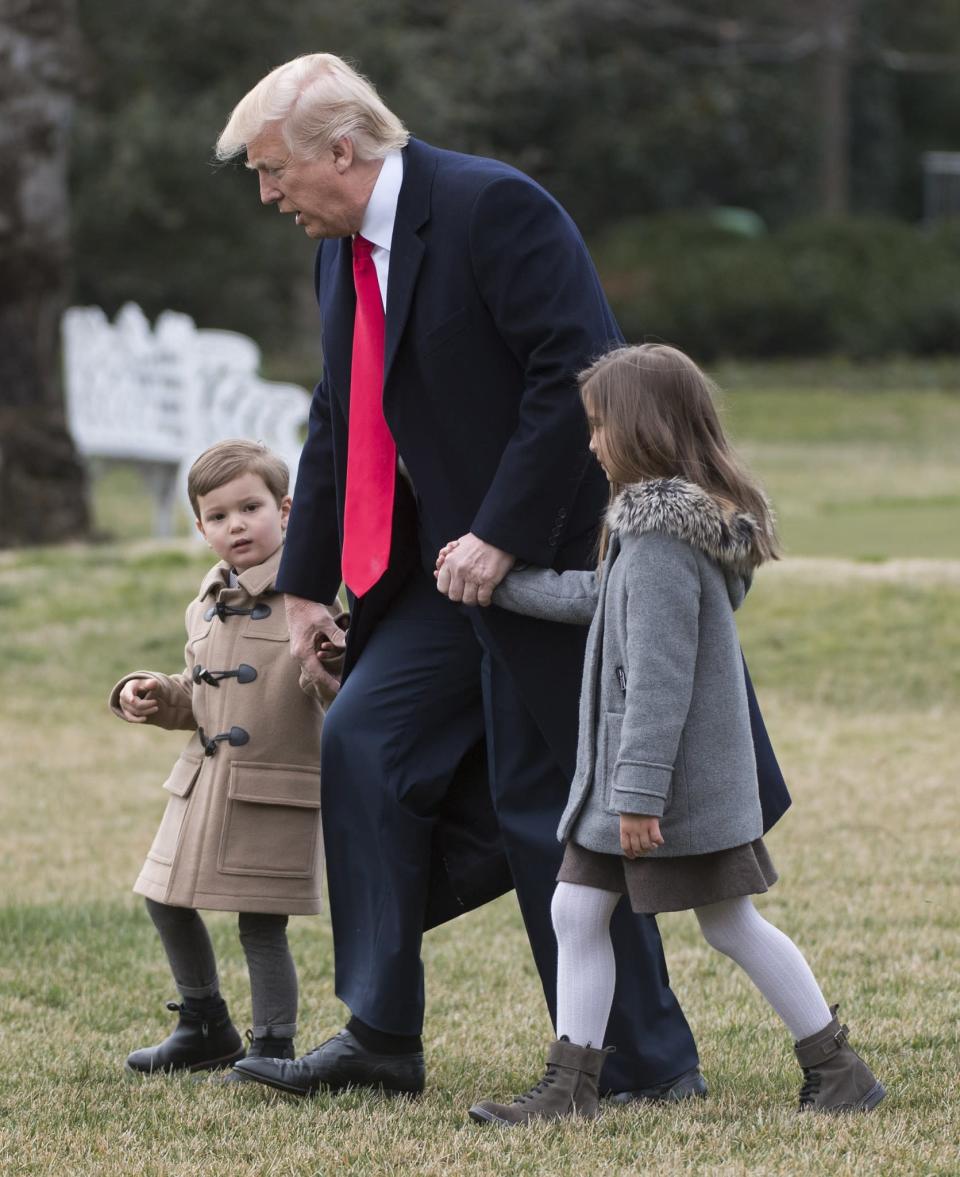 Donald Trump führt seine Enkelkinder über den Südrasen des Weißen Hauses. (Bild: ddp)