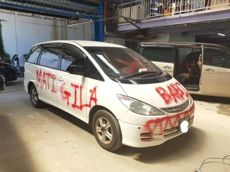 The minivan was spray painted in red with words such as ‘mati’, ‘gila’ and ‘park properly. ― Picture via Facebook/mcclubz