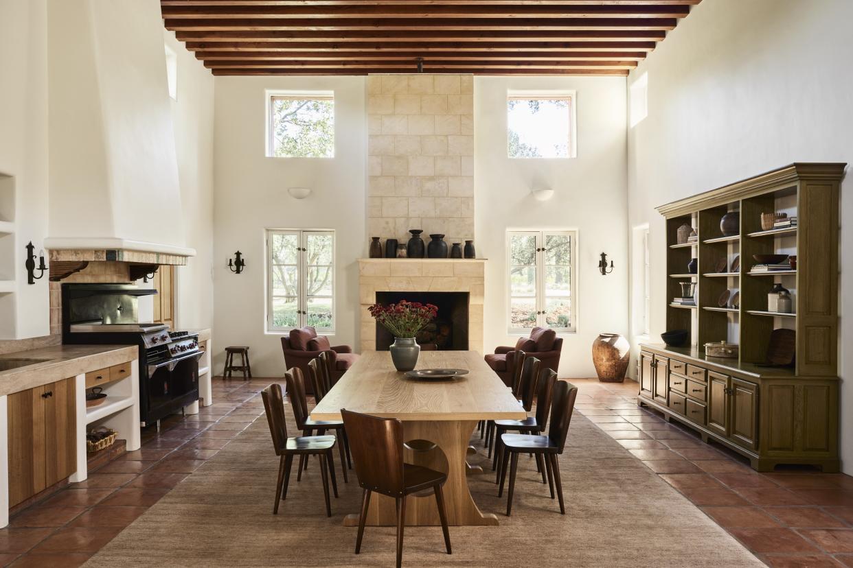  A dining room with windows without curtains. 