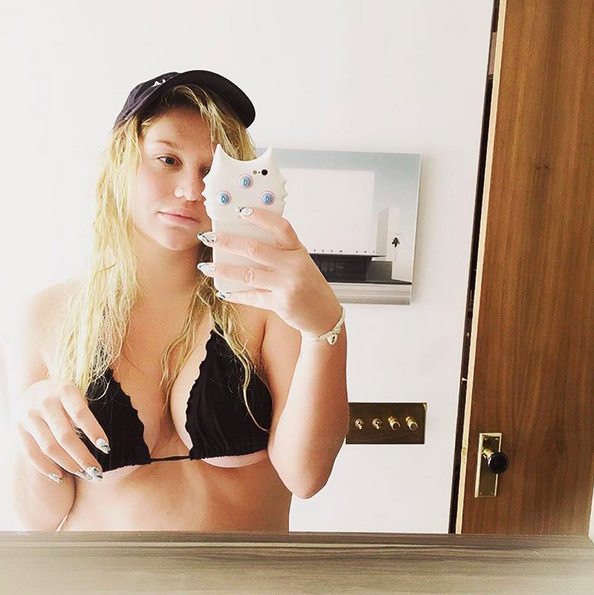 Esta parte de arriba del bikini definitivamente le queda demasiado pequeña a Kesha, quien también se dio cuenta de ello, pero igual colgó una instantánea en la web. (Foto: Instagram.com/Kesha)