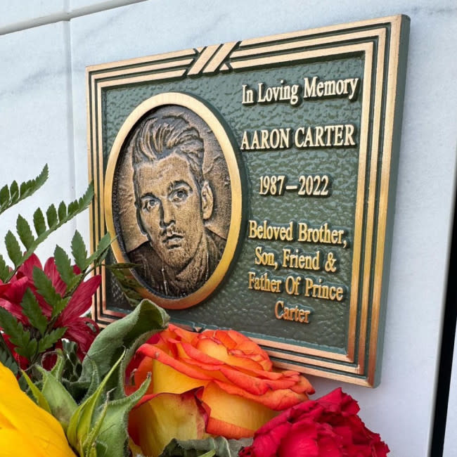 Honran a Aaron Carter con un retrato en el cementerio de Forest Lawn credit:Bang Showbiz