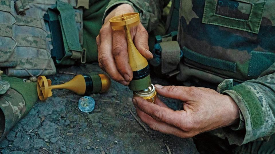 這是40毫米的榴彈，後半部土黃色的裝置，據稱是由3D列印製成，以提升投射的準確度 。