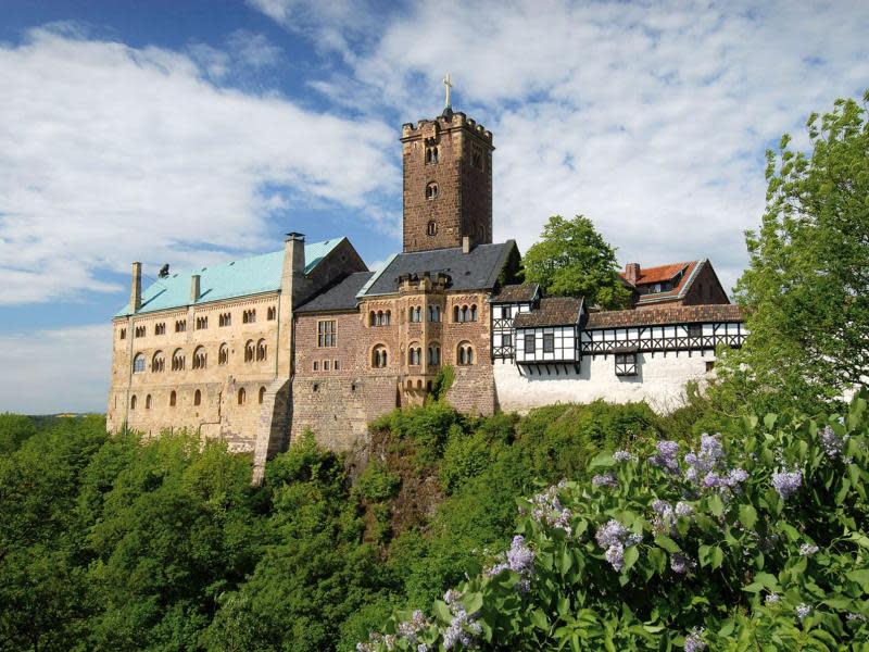 Auf der Wartburg konzertierten schon die Minnesänger - in Eisenach unterhalb der Burg ist Johann Sebastian Bach zur Welt gekommen. Foto: Eisenach.info/André Nestler