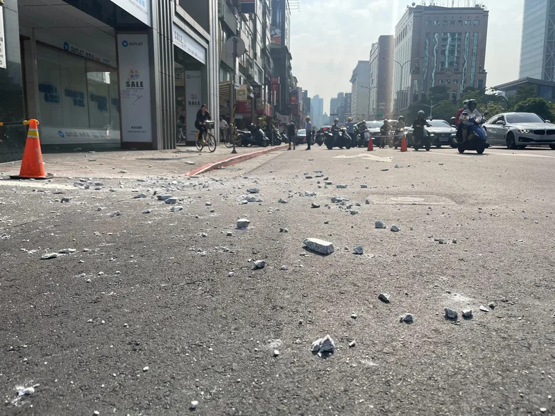 台灣上午發生規模7.2地震，全台有感，台北市區一棟大樓磁磚掉落。圖／中央社