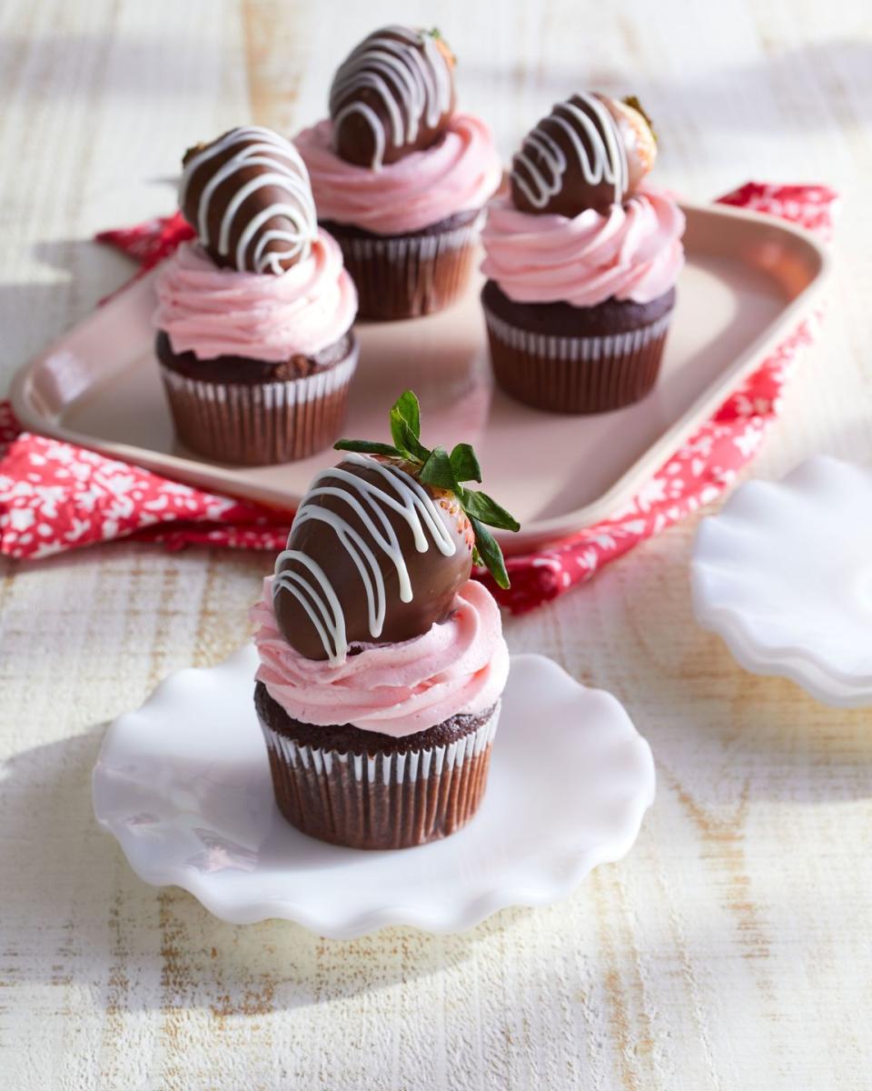 chocolate covered strawberry cupcakes