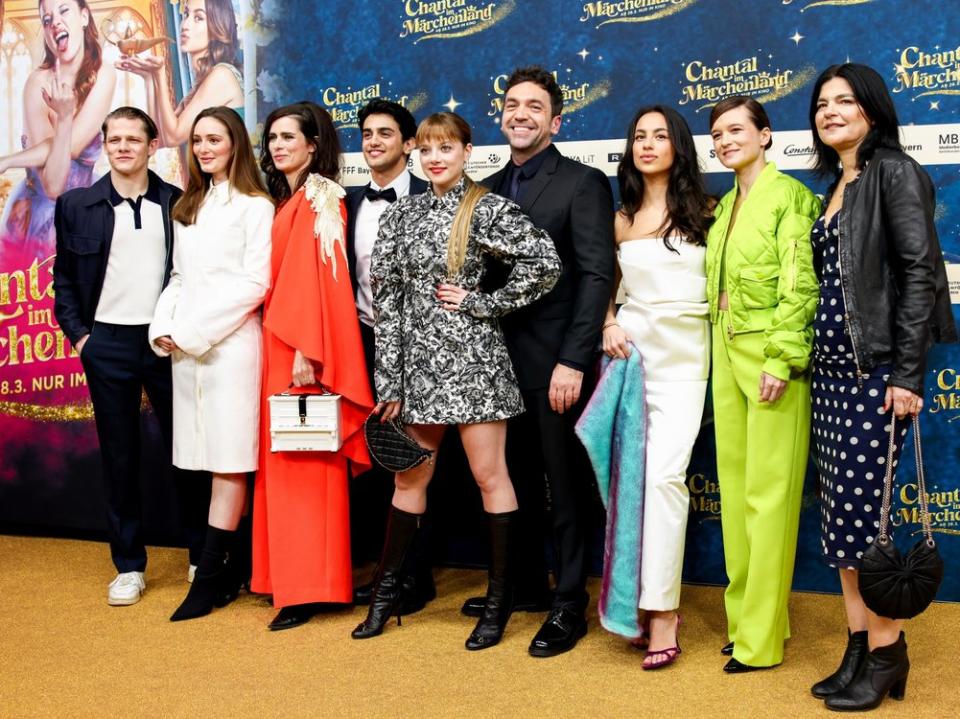 Max von der Groeben, Maria Ehrich, Nora Tschirner, Mido Kotaini, Jella Haase, Bora Dagtekin, Gizem Emre, Lena Schömann, Jasmin Tabatabai (v.l.n.r.) bei der Premiere von "Chantal im Märchenland" in Berlin. (Bild: Picture Alliance for Constantin Film Verleih/Liesa Johannssen )