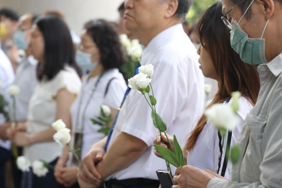 士林地方法院白花運動，追思李昭然法官，同仁們獻花、默哀。廖瑞祥攝