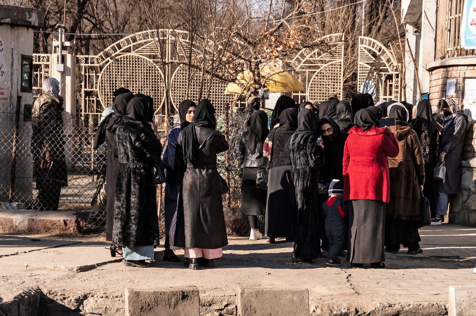 Mujeres estudiantes de universidad son bloqueadas por personal de seguridad talibán en Kabul. 21 de diciembre, 2022