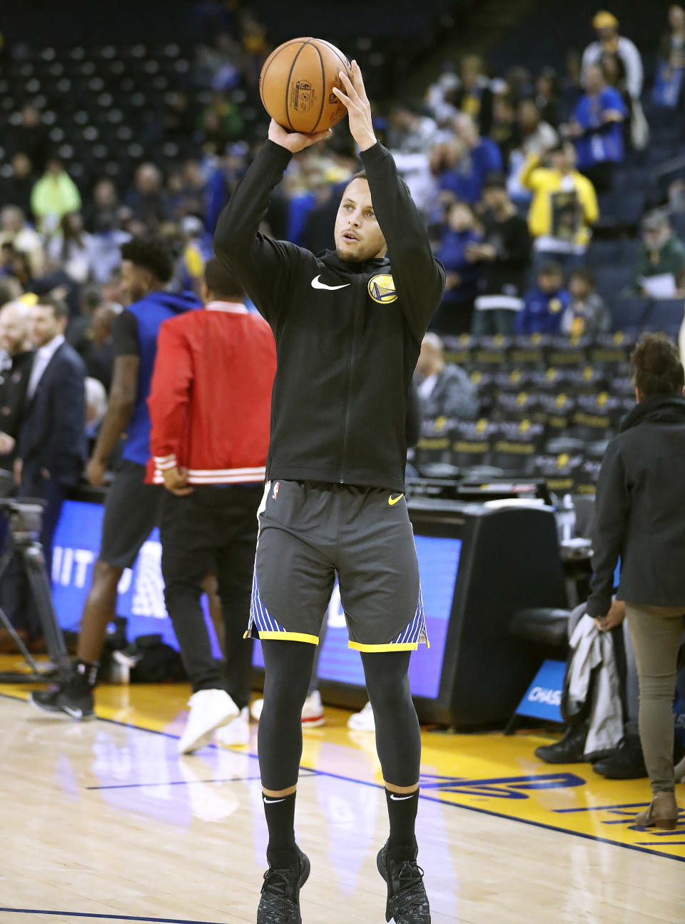 Golden State Warriors guard Stephen Curry warms up before the team's NBA basketball game against the Portland Trail Blazers in Oakland, Calif., Friday, Nov. 23, 2018. (AP Photo/Tony Avelar)