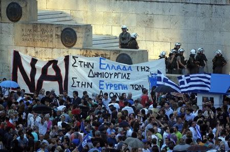 Pro-Euro protestors gather on Constitution (Syntagma) square in front of the parliament building, in Athens, Greece, June 30, 2015. REUTERS/Jean-Paul Pelissier