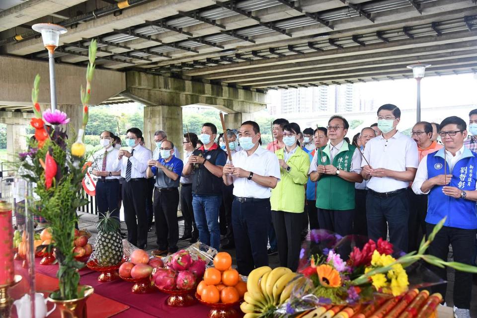 新北市政府在碧潭西岸舉行「碧潭堰改善暨周遭環境營造」開工動土典禮，由侯友宜主持開工。    圖：新北市水利局提供