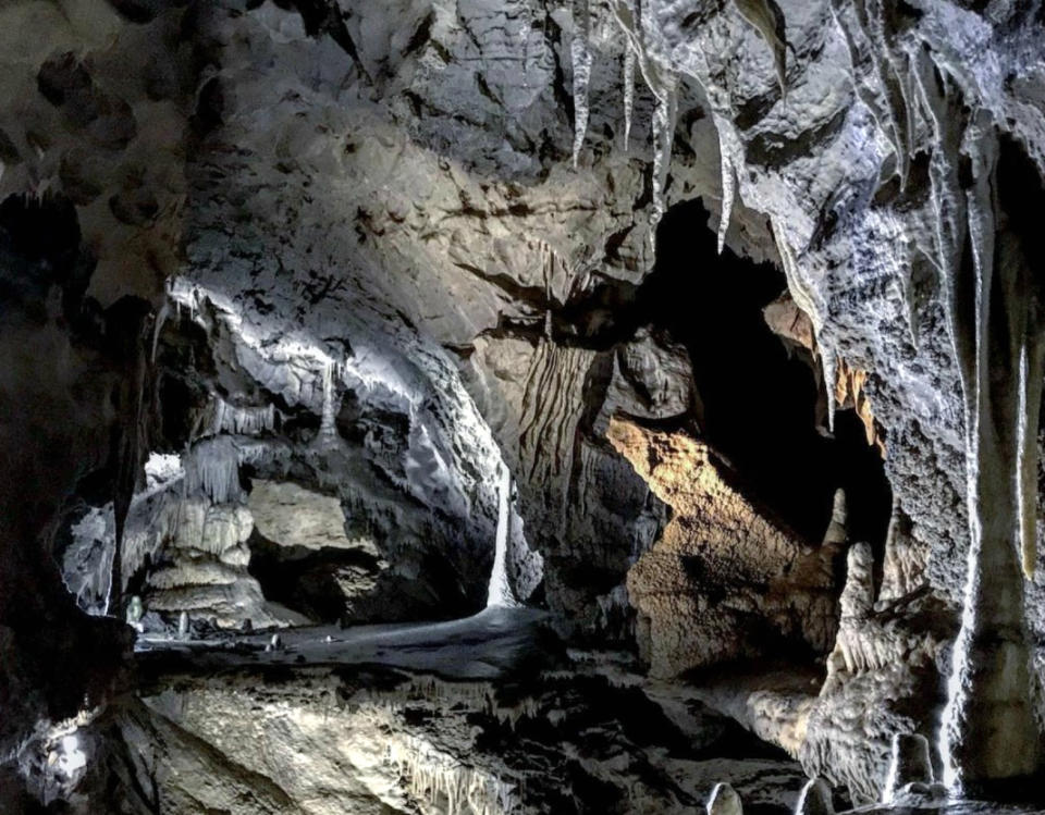 La estrella del Alta Tatra subterráneo son las estalactitas de la Belianska jaskyňa, una cueva con 1,5 kilómetros visitables. (Foto: Instagram / <a href="https://www.instagram.com/p/Bn60AsxHsK6/" rel="nofollow noopener" target="_blank" data-ylk="slk:@kateryna_borodai;elm:context_link;itc:0;sec:content-canvas" class="link ">@kateryna_borodai</a>).