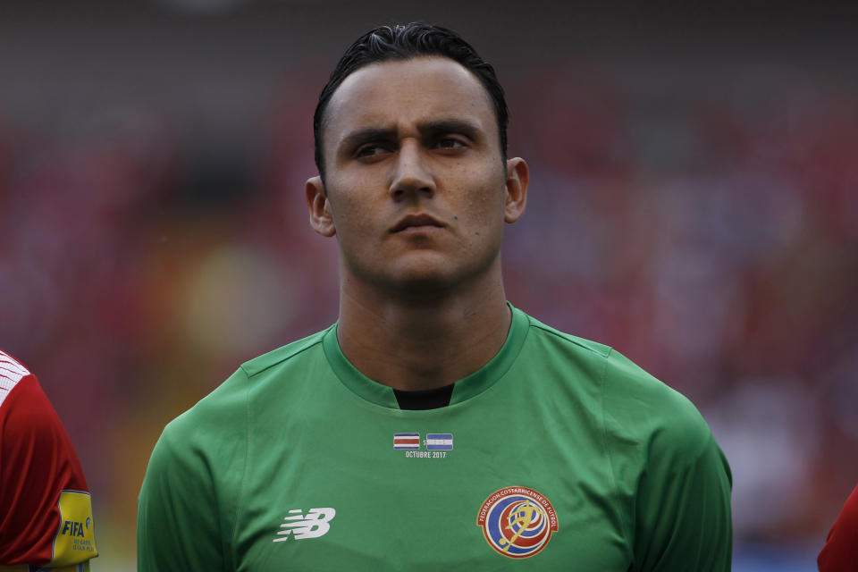 ARCHIVO - En esta foto de archivo del 7 de octubre de 2017, Keylor Navas, arquero de Costa Rica, escucha el himno de su país antes de un partido de la eliminatoria mundialista ante Honduras en San José (AP Foto/Moisés Castillo, File)