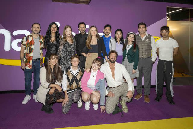 <p>TelevisaUnivision</p> Elenco de Papas por conveniencia con su productora Rosy Ocampo