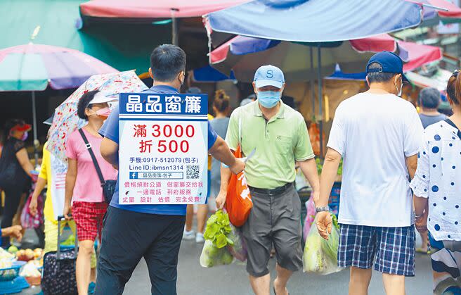 電價漲加上通膨勢必反映在民生物價上，最後還是變成全民負擔，國民黨批5月份國內痛苦指數已達7.7，續創10年新高，蔡政府未能解決人民不斷增加的生活痛苦，2日適逢周休二日，一位賣窗簾的工作人員背著看板在市場發放廣告，爭取客戶賺取生活開銷。（張鎧乙攝）