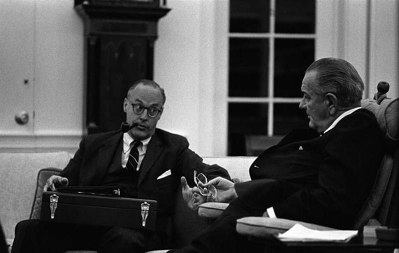 圖為柯默與詹森總統會面。（維基百科）