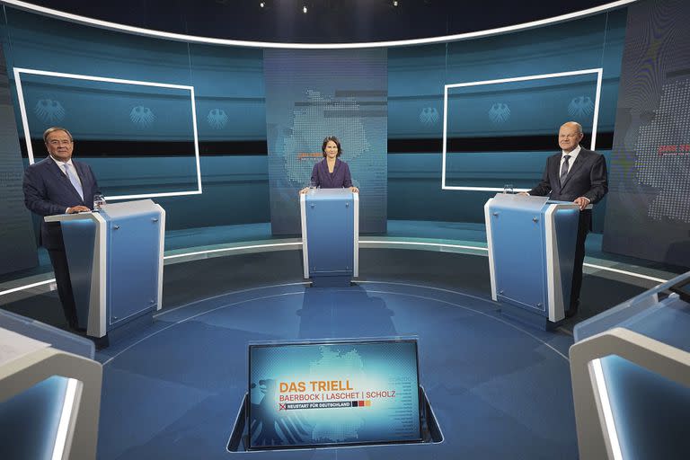 Los candidatos a canciller de Alemania, Armin Laschet (izquierda), Annalena Baerbock y Olaf Scholz durante un debate en un estudio de televisión en Berlín, el domingo 29 de agosto de 2021