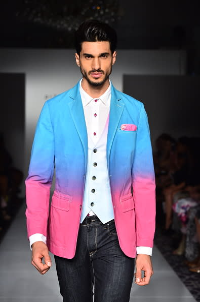 <p>Esta chaqueta que se degrada del azul al rosa, te lucirá aún mejor si la combinas con un chaleco blanco y pantalones de mezclilla negros, como propone Antinoo. – <em>Foto: </em><em>Albert Urso / Stringer / Getty Images</em> </p>