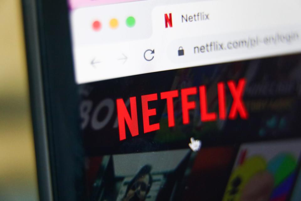 Der Streamingdienst Netflix steht wegen stärker werdender Konkurrenz und stagnierender Neuanmeldungen unter Druck. - Copyright: NurPhoto/getty