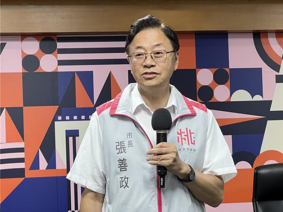 桃園市長張善政今晚在臉書發文，細數歷史直指SRF進駐桃科，是經濟部積極運作的結果，選前屢次表達願撤回推薦函、選後又撤銷桃市府處分為業者解套，昨是今非、立場反覆，桃園人都不能接受。(蔡依珍攝)