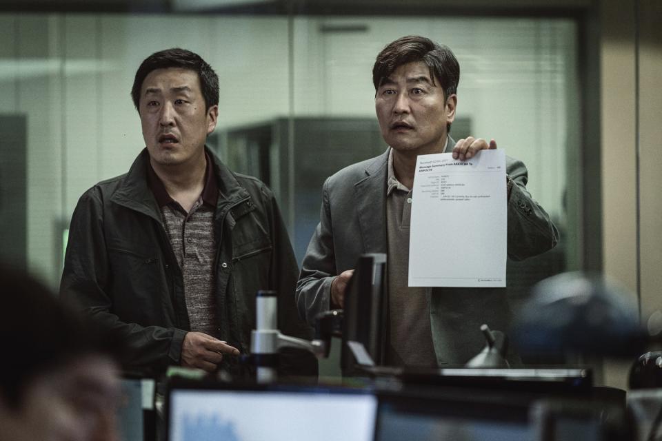 宋康昊在電影中飾演刑警。（圖／車庫娛樂提供）