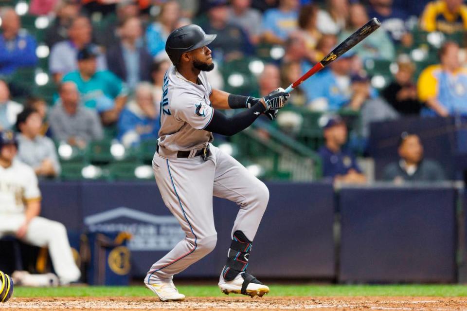 El jardinero de los Marlins Bryan De La Cruz batea un doble en el séptimo inning del partido ante los Cerveceros, celebrado el 13 de septiembre de 2023 en Milwaukee.