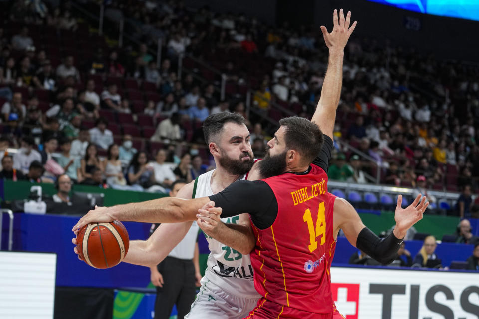 El pívot de Montenegro Bojan Dubljevic (14) le roba el balón al pívot mexicano Israel Gutiérrez (25) en la segunda mitad del partido del Grupo D del Mundial de Baloncesto, el viernes 25 de agosto de 2023, en Manila. (AP Foto/Michael Conroy)