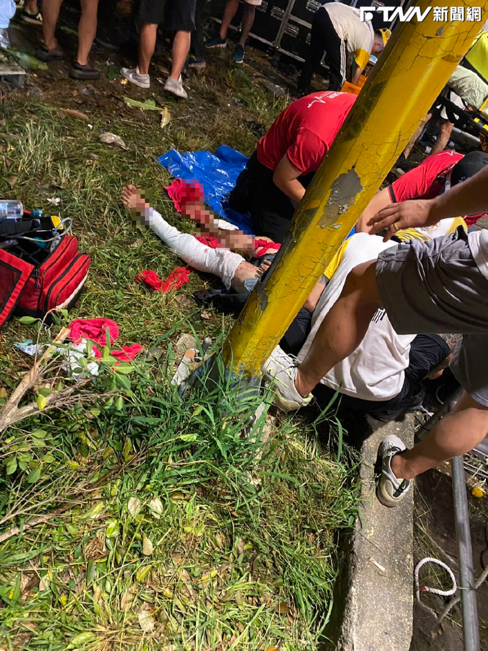 消防局獲報後派出10輛救護車趕到現場，發現共有17位民眾受傷，多數人雙腳有燒燙傷及撕裂傷出血等情況。（圖／翻攝畫面）