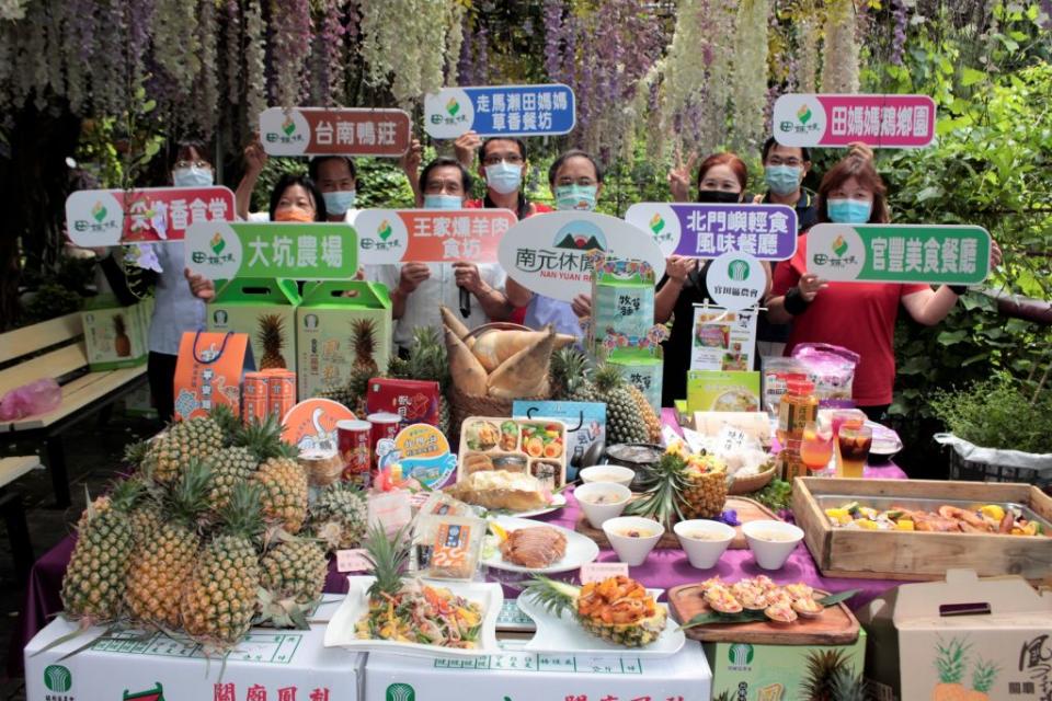 端午節連假到九家休閒農場、田媽媽餐廳用餐可享折扣，並免費吃鳳梨。（記者黃文記攝）