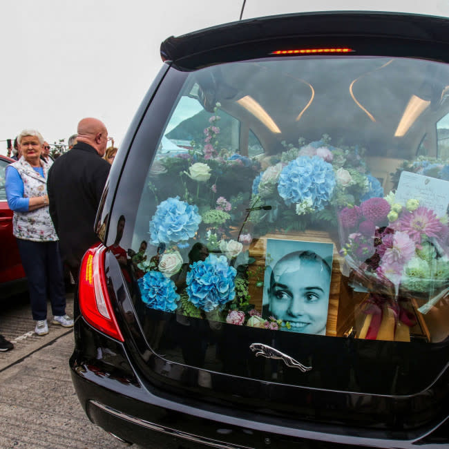 El cortejo fúnebre de Sinéad O'Connor en Bray credit:Bang Showbiz