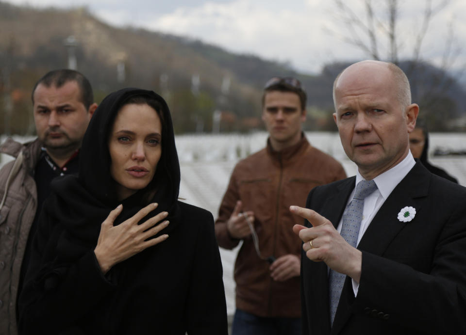 <p>Auch nach Bosnien reiste Angelina Jolie bereits. 2014 besuchte sie dort als Teil einer Initiative gegen Vergewaltigungen in Konfliktgebieten die Srebrenica-Potočari-Gedenkstätte, um an die Opfer des Völkermords von Srebrenica zu erinnern. Auf diesen Teil der Geschichte des Landes hatte sie 2011 bereits in ihrem Regiedebüt ‘Liebe in Zeiten des Krieges’ aufmerksam gemacht.<br>(Foto: AP Images) </p>