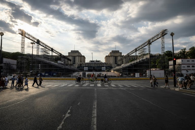 Unos ciclistas pasan por las obras del Trocadero para los Juegos Olímpicos de París el 26 de junio de 2024 (Olympia de Maismont)