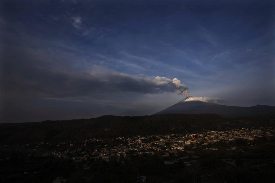 ARCHIVO - El volcán Popocatépetl lanzando ceniza y gases, visto desde Santiago Xalitzintla, México, el 24 de mayo de 2023. México redujo el nivel de alerta por el volcán Popocatépetl a inicios de junio de 2023 después de que sus erupciones de gas y ceniza atrajeran la atención de la comunidad internacional. (AP Foto/Marco Ugarte, Archivo)