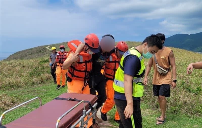 海巡和警消將林男救起就醫。（圖／翻攝畫面）