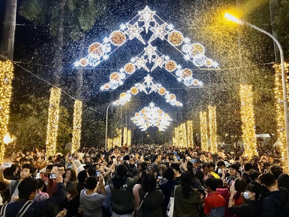 金黃色的奇幻色調讓公園變身魔幻世界，還出動造雪機將南國打造成雪國。圖：屏東縣政府／提供