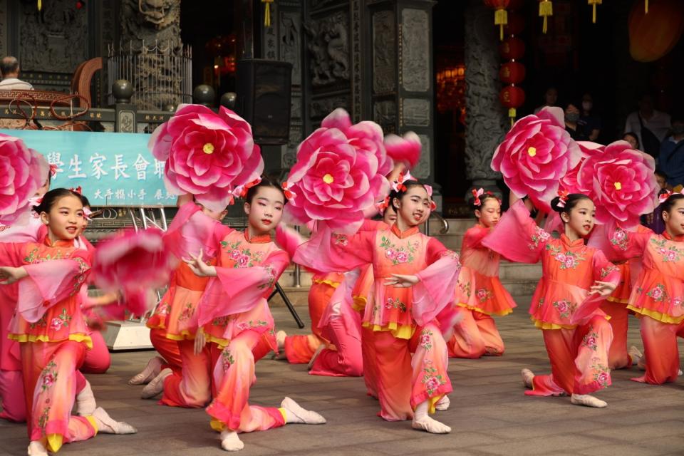 基隆市在慈雲寺是舉辦考生祈福盛典為113國中會考生祈福打氣，圖為楓香舞蹈團精心編製祈福舞為考生加油打氣/基隆市政府提供