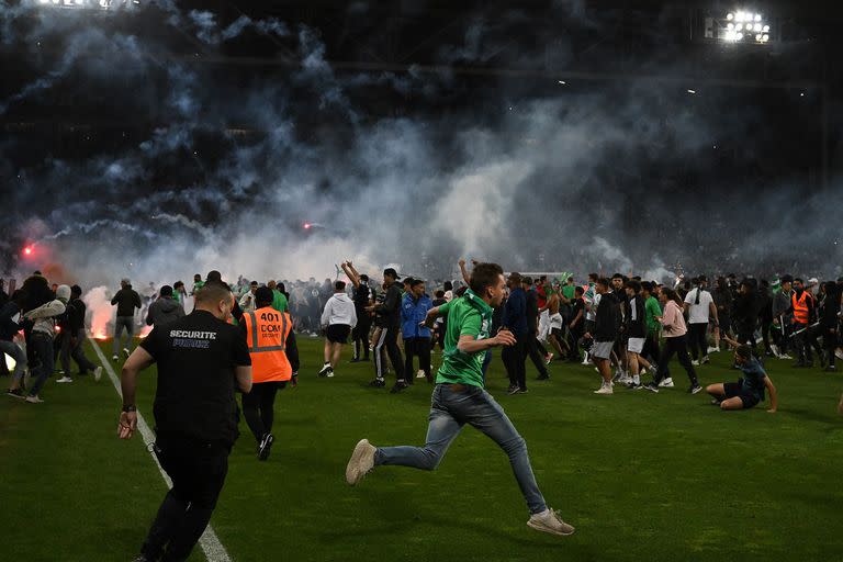 El Auxerre venció al Saint-Etienne. Los hinchas de este último invadieron el campo de juego y agredieron a jugadores rivales y chocaron con la policía.