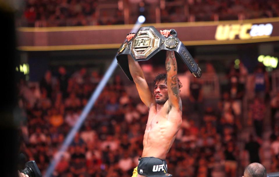 Alexandre Pantoja lifts the flyweight title after outpointing Brandon Moreno (Getty Images)