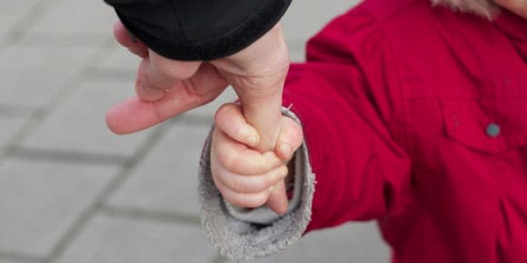 Image d'illustration - un enfant tenant la main d'un adulte - -