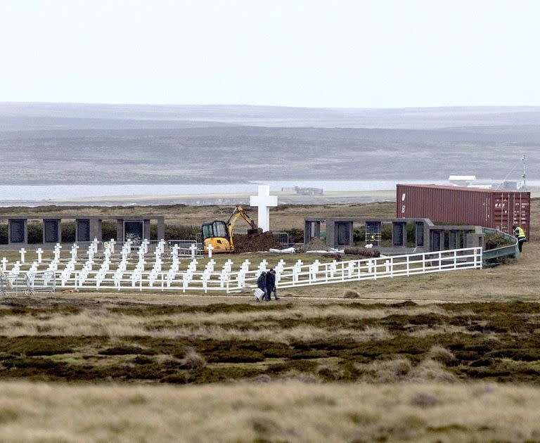 Hoy comenzÑ la primera excavaciÑn en el trabajo de la Cruz Roja Internacional para identificar a los restos de los combatientes que permanecen en un cementerio en las Islas Malvinas.
Foto: Hernan Zenteno   20_6_17