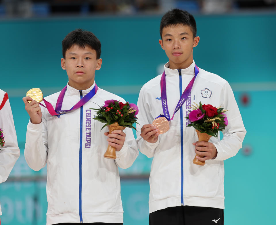 杭州亞運滑輪溜冰速度過樁男子組5日賽事，台灣年僅15歲的王宥鈞（左）摘下金牌，這是台灣的第14金；另外，在預賽以3.885秒打破世界紀錄的16歲黃品睿（右）獲得銅牌。（圖／中華奧會提供）