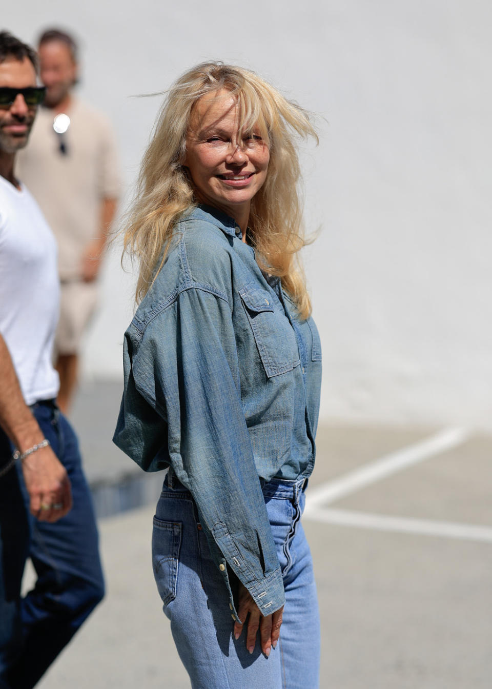 Pamela Anderson porte sa collection RE/DONE à Los Angeles en mars 2024