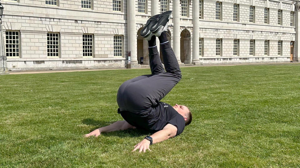 Ollie Thompson performing a reverse crunch