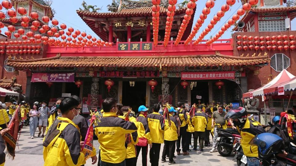 醫生提醒跟隨遶境的民眾，防曬一定要做好。（圖／翻攝自西螺福興宮太平媽臉書）