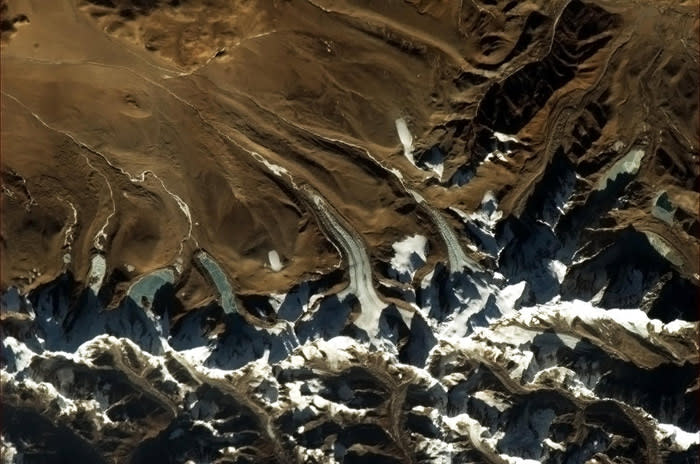 Foto tomada del Twitter de @Cmdr_Hadfield: Lenguas glaciares en el Himalaya.