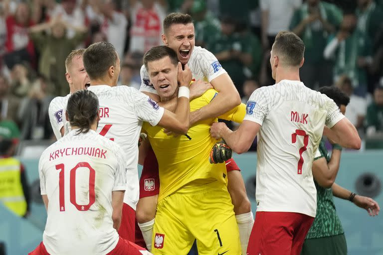 Todos felicitan a Wojciech Szczesny, un especialista en penales