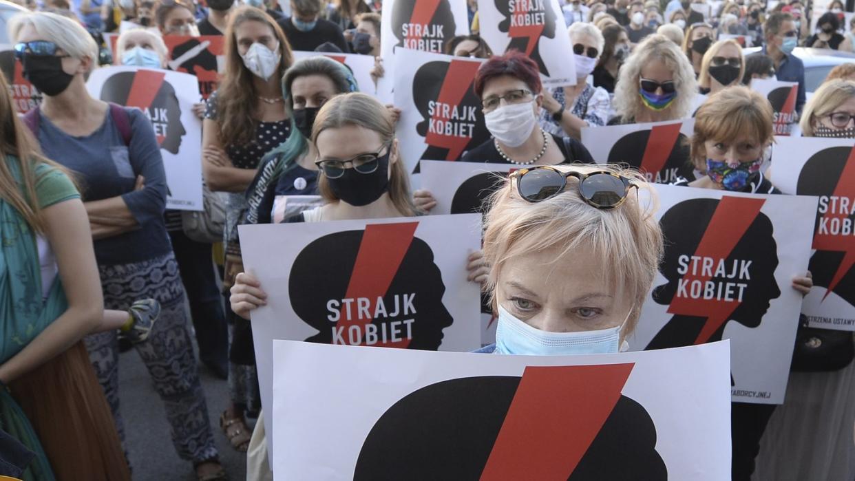 Zahlreiche Frauen in Warschau protestieren gegen die Pläne der Regierung, sich aus der Istanbul-Konvention zurückzuziehen.