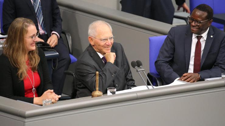 Wolfgang Schäuble ist bei der konstituierenden Sitzung des Bundestages zum Bundestagspräsidenten gewählt worden. Auch fünf Stellvertreter wurden bestimmt. AfD-Kandidat Glaser fiel in drei Wahlgängen durch. Der Tag im Liveblog.